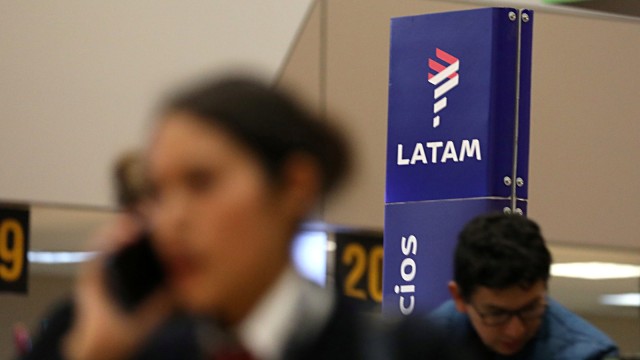 Ilustrasi maskapai Latam Airlines. (Foto: REUTERS/Mariana Bazo)