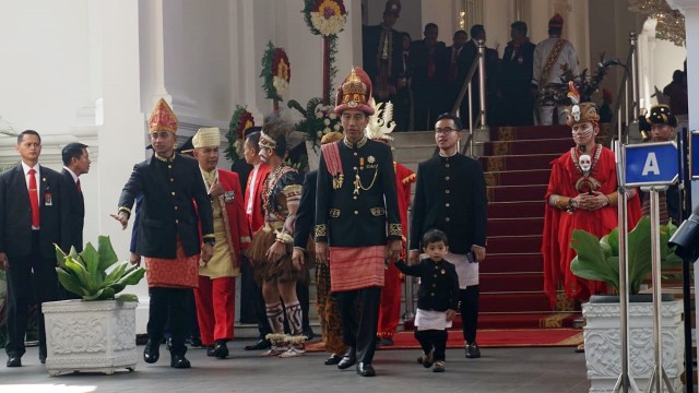 Presiden Jokowi mengenakan baju adat Aceh bersama Gibran dan Jan Ethes di Istana Merdeka, Jakarta, Jumat (17/8/18). (Foto: Yudhistira Amran Saleh/kumparan)