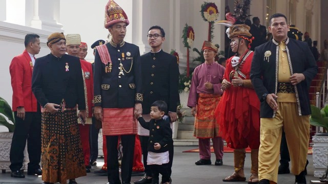 Presiden Jokowi mengenakan baju adat Aceh bersama Gibran dan Jan Ethes di Istana Merdeka, Jakarta, Jumat (17/8/18). (Foto: Yudhistira Amran Saleh/kumparan)