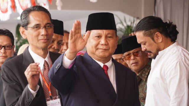 Prabowo Subianto (tengah) tiba di Universitas Bung Karno, Jakarta Pusat (17/8/18). (Foto: Nugroho Sejati/kumparan)