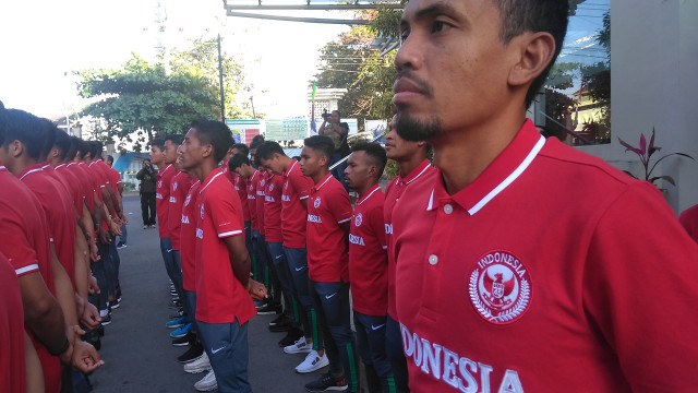 Timnas U-19 mengikuti upacara kemerdekaan di halaman Hotel Universitas Negeri Yogyakarta (UNY). (Foto: Arfiansyah Panji Purnandaru/kumparan)