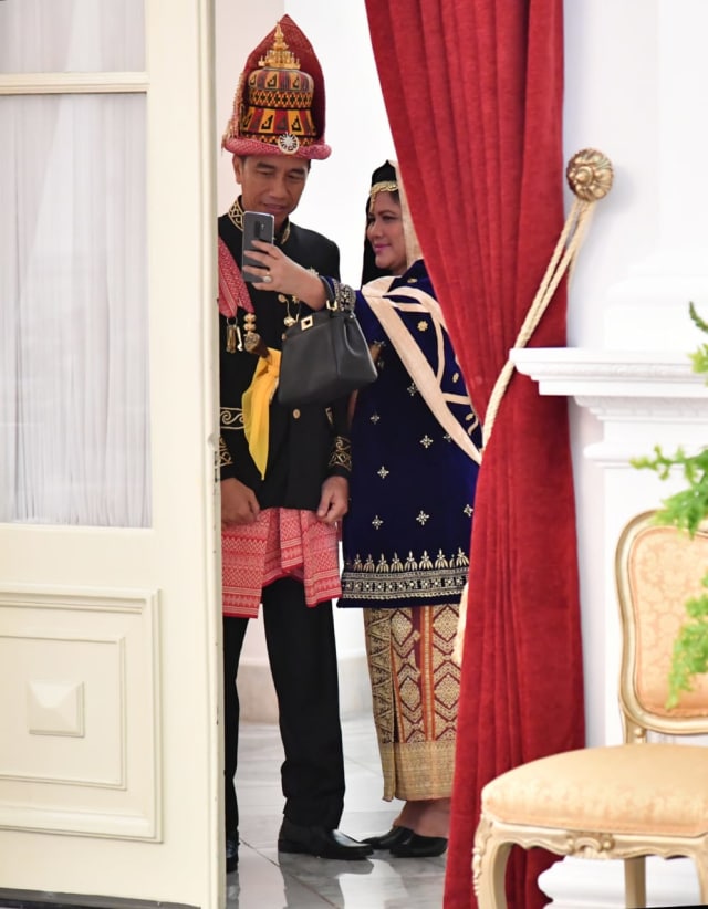 Jokowi dan Iriana dengan Pakaian Adat Aceh di Istana Merdeka, Jakarta, Jumat (17/8/18). (Foto: Biro Pers Setpres)