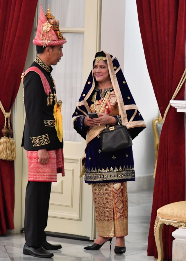 Iriana menganakan Pakaian Adat Koto Gadang khas Minangkabau di Istana Merdeka, Jakarta, Jumat (17/8/18). (Foto: Biro Pers Setpres)