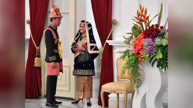 Jokowi dengan Pakaian Adat Aceh dan Iriana dengan Pakaian Adat Minangkabau di Istana Merdeka, Jakarta, Jumat (17/8/18). (Foto: Biro Pers Setpres)