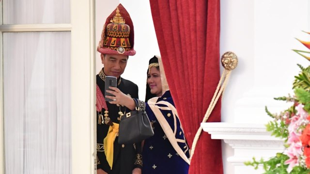 Jokowi dengan Pakaian Adat Aceh dan Iriana dengan Pakaian Adat Minangkabau di Istana Merdeka, Jakarta, Jumat (17/8/18). (Foto: Biro Pers Setpres)