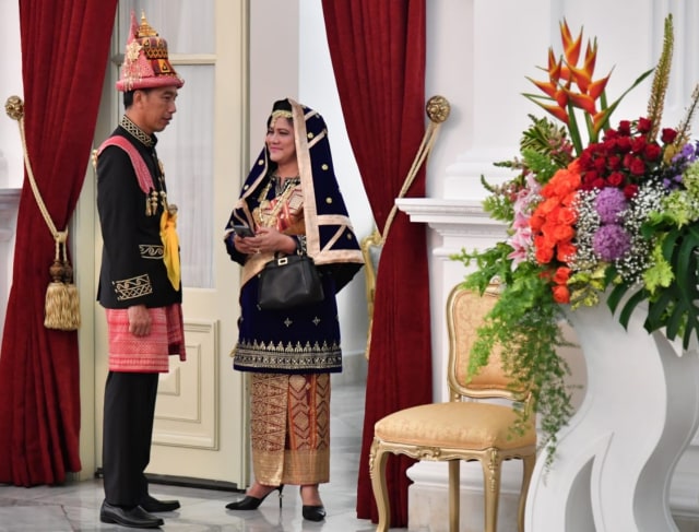 Jokowi dan Iriana dengan Pakaian Adat Aceh di Istana Merdeka, Jakarta, Jumat (17/8/18). (Foto: Biro Pers Setpres)
