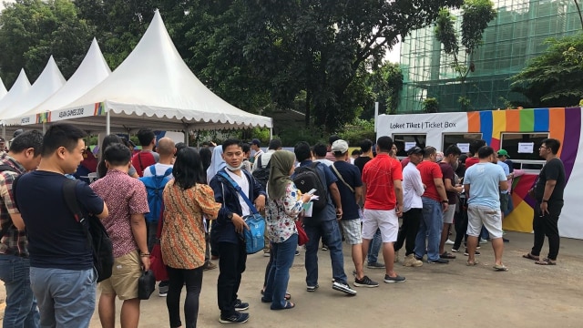Antrean penukaran tiket Opening Ceremony Asian Games 2018 di Pintu 7 GBK , Jakarta (17/8/18). (Foto: Andrias Ekoyuono/kumparan)