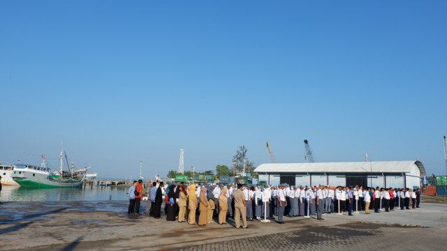 Upacara HUT RI Pelindo II di Pelabuhan Tanjung Pandan Belitung, Jumat (17/8/18). Foto: Resya Firmansyah/kumparan