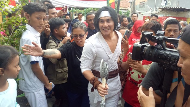 Vino G Bastian (tengah) dalam perayaan HUT RI ke-73 di Kampung Bali, Jakarta Pusat, Jumat (17/8/18). (Foto: Ainul Qalbi/kumparan)