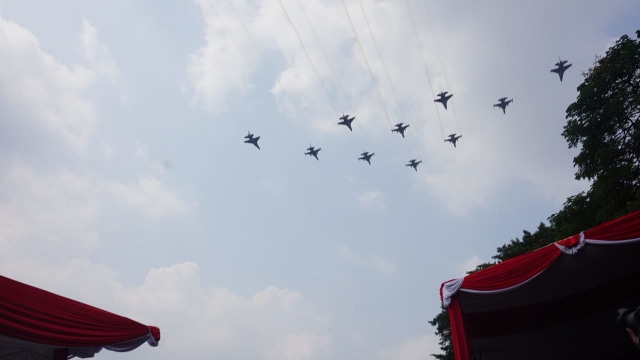Jet Tempur TNI AU Melintas di Atas Istana Merdeka, Jumat (17/8/18). (Foto: Yudhistitra Amran Saleh/kumparan)