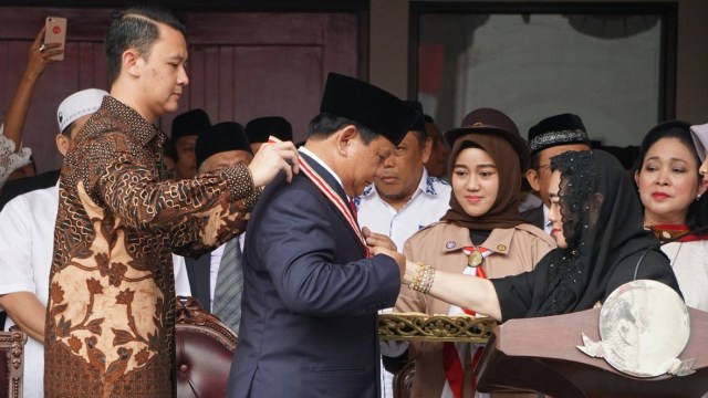 Rachmawati Soekarnoputri memberi penghargaan The Star of Soekarno kepada Prabowo Subianto, Jakarta, Jumat (17/8/2018). (Foto: Nugroho Sejati/kumparan)