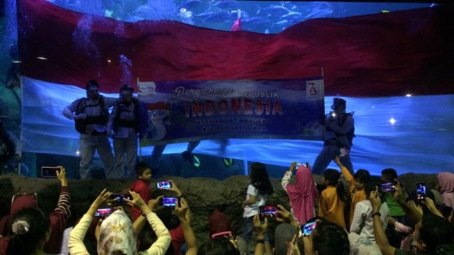 Marsha Aruan kibarkan Bendera Merah Putih di bawah laut, Sea World, Ancol, Jumat (17/8/18). (Foto: Sarah/kumparan)