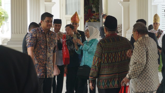 Presiden Jokowi (kiri) bersama keluarga hendak melaksanakan salat Jumat di Masjid Baiturrahim Istana, Jumat (17/8/18). (Foto: Yudhistira Amran Saleh/kumparan)
