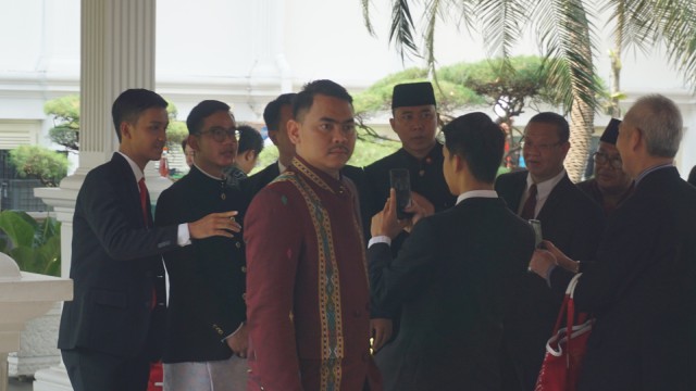 Presiden Jokowi (kiri) bersama keluarga hendak melaksanakan salat Jumat di Masjid Baiturrahim Istana, Jumat (17/8/18). (Foto: Yudhistira Amran Saleh/kumparan)
