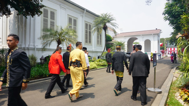 Presiden Jokowi menuju Masjid Baiturrahim Istana, Jumat (17/8/18). (Foto: Yudhistira Amran Saleh/kumparan)