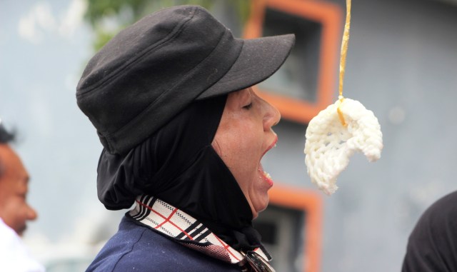 Lomba makan kerupuk (Foto: flickr/ Indra Octavianus Lubis)