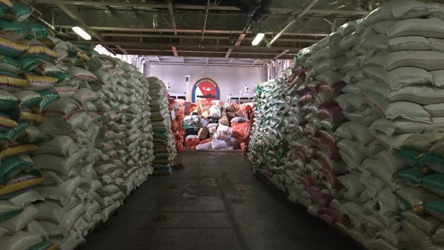 TNI AL dan Aksi Cepat Tanggap (ACT) kirim 1000 ton bantuan logistik dengan kapal kemanusiaan KRI Banjarmasin (Foto: Yuana Fatwalloh/kumparan)