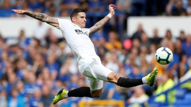 Striker Valencia, Santi Mina, dalam pertandingan persahabatan menghadapi Everton. (Foto: Reuters/Ed Sykes)