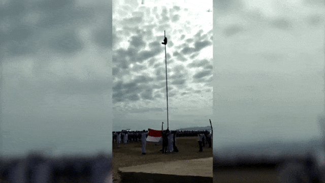 Joni, bocah pemanjat tiang bendera. (Foto: twitter/@Kemlu_RI)