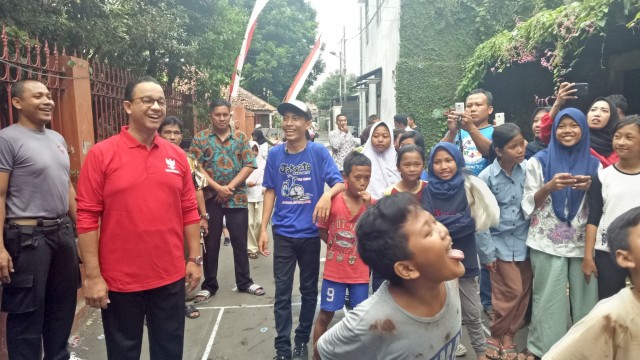 Gubernur DKI Jakarta Anies Baswedan menyaksikan pertandingan 17 Agustusan di depan rumahnya, Jalan Lebak Bulus  (Foto:  Nabilla Fatiara/kumparan)