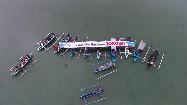 Peringati HUT RI, Kelompok Nelayan Mina Baruna di Bali bentangkan dukungan Jokowi 2 Periode di Teluk Benoa, Jumat (17/8/18).
 (Foto: Cisilia Agustina Siahaan/kumparan)
