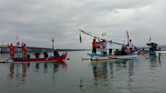 Peringati HUT RI, Kelompok Nelayan Mina Baruna di Bali bentangkan dukungan Jokowi 2 Periode di Teluk Benoa, Jumat (17/8/18).
 (Foto: Cisilia Agustina Siahaan/kumparan)