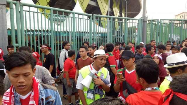 Suasana antrean suporter Timnas U-23 di Stadion Patriot Candrabhaga, Bekasi. (Foto: kumparan/Alan Kusuma)