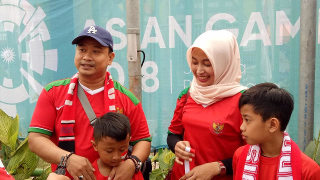 Suporter Timnas Indonesia U-23 kebingungan masuk ke dalam Stadion Patriot. (Foto: kumparan/Alan Kusuma)