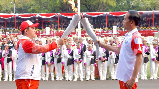 Presiden Jokowi menyerahan api obor Asian Games 2018 di Istana Negara.  (Foto: Dok. Agus Suparto/Presidential Palace)