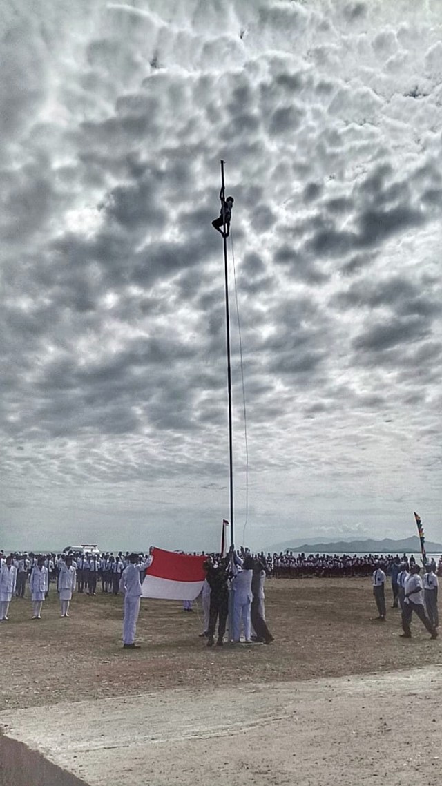 Joni bocah pemanjat tiang bendera (Foto: Dok, Sekolah Staf Dinas Luar Negeri (SESDILU))