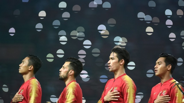 Pemain-pemain Timnas Indonesia U-23 menyanyikan lagu kebanagsaan ;'Indonesia Raya'. (Foto: AFP/Arief Bagus)