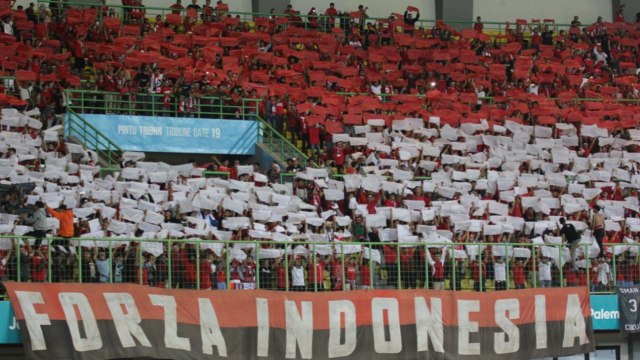 Suporter Tim Indonesia saat melawan Laos dalam laga Asian Games di Stadion Patriot, Bekasi, Jumat (17/8/2018). (Foto: Nugroho Sejati/kumparan)