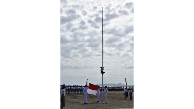 Joni tengah memanjat tiang bendera (Foto: istimewa)