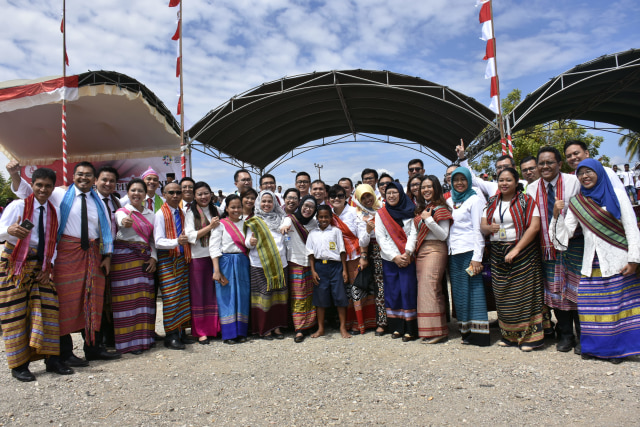 Joni berfoto bersama para peserta upacara (Foto: istimewa)