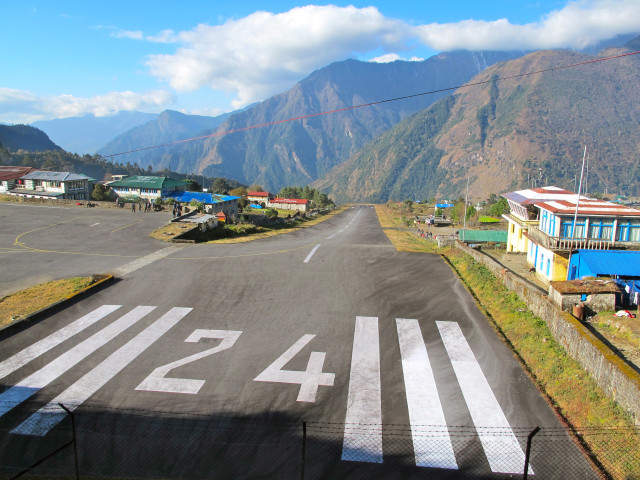 Angka yang Tertera di Landasan Pacu Lukla Nepal Airport (Foto: Flickr/Fred Bouwman)