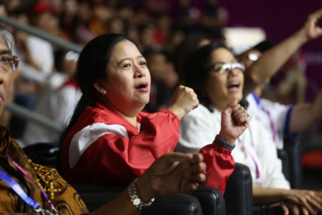 Puan Maharani menyaksikan pertandingan bola basket Asian Games 2018 (Foto: Kemenko PMK)