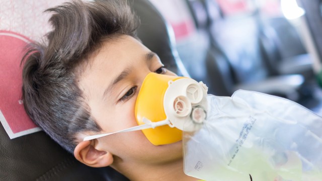 Ilustrasi anak menggunakan masker oksigen. Foto: Shutter stock