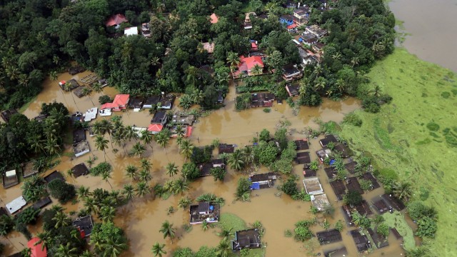 Gambar dari udara menunjukkan sebagian rumah terendam dan gereja di daerah banjir di negara bagian selatan Kerala, India, Jumat (17/8/2018).  (Foto: Reuters/Sivaram V)