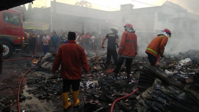 Petugas berjibaku memadamkan api di Pasar Sumlaran, Lamongan. (Foto: Dok. Istimewa)