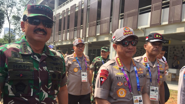 Kapolri Tito Karnavian dan Panglima TNI Hadi Tjahjanto meninjau area GBK jelang pembukaan Asian Games 2018. (Foto: Reki Febrian/kumparan)
