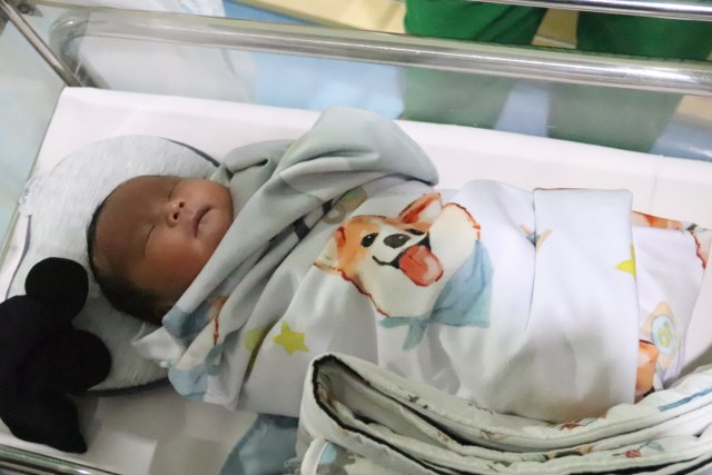 Anak Cherly Juno yang baru lahir (Foto: Munady)