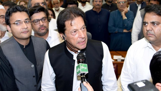 Imran Khan (tengah) (Foto: National Assembly Handout via REUTERS)