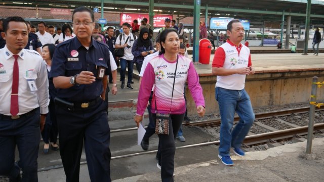 Menteri BUMN Rini Soemarno (kedua kanan) meninjau jalur KRL Jakarta-Bogor. (Foto: Dok. Kementerian BUMN)