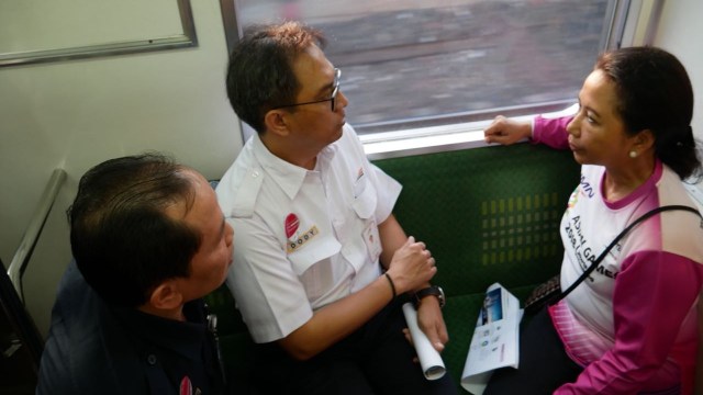 Menteri BUMN Rini Soemarno (kanan) meninjau jalur KRL Jakarta-Bogor. (Foto: Dok. Kementerian BUMN)