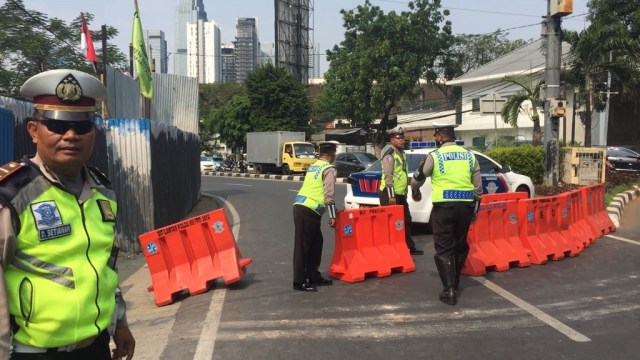 Situasi jalanan yang dibatasi kendaraan pribadi jelang pembukaan Asian Games, Sabtu (18/8/2018). (Foto: Paulina/kumparan)