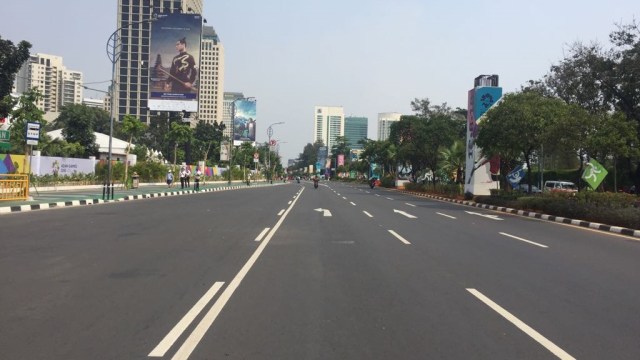 Situasi jalanan yang dibatasi kendaraan pribadi jelang pembukaan Asian Games, Sabtu (18/8/2018). (Foto: Paulina/kumparan)