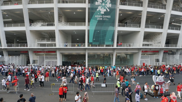 Antrean penonton yang akan masuk Stadion Utama GBK untuk menyaksikan pembukaan Asian Games 2018. (Foto: Nugroho Sejati/kumparan)
