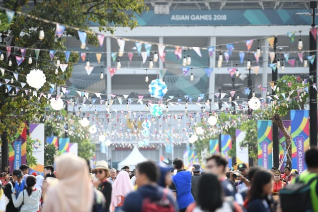 Suasana keramaian pengunjung di pintu kaldron GBK, Sabtu (18/8/2018). (Foto: Helmi Afandi/kumparan)