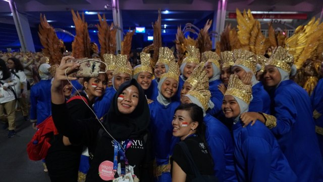 Para pengisi acara bersiap menjelang pembukaan Asian Games 2018. (Foto: Nugroho Sejati/kumparan)