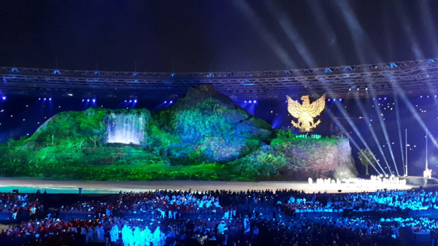 Sesi pengibaran bendera Indonesia di opening ceremony Asian Games 2018 (Foto: Karina/kumparan)